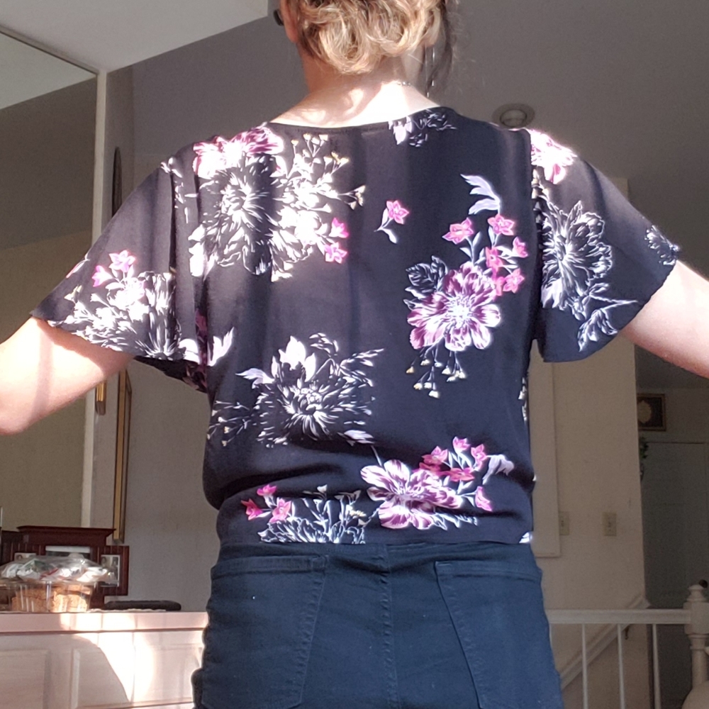 🌺 BLACK FLORAL CROP TOP 🌺